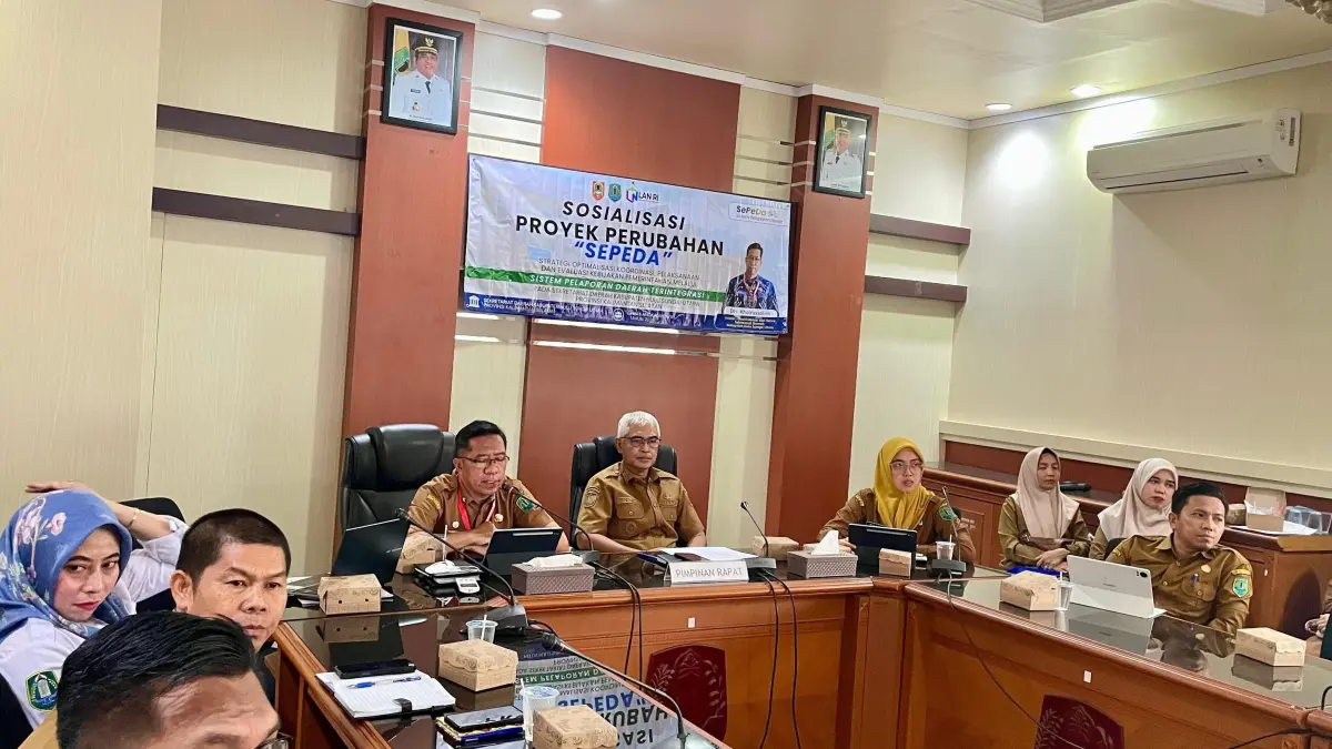 INOVASI PELAPORAN: Asisten I Setda HSU, Drs Khairussalim (kiri depan) didampingi Wabup HSU, Hero Setiawan merupakan penggagas proyek perubahan SEPEDA (Sistem Pelaporan Daerah Terintegrasi), mengembangkan sistem digital yang mengintegrasikan proses pelaporan di lingkungan Pemkab HSU.(Foto: Pemkab HSU)