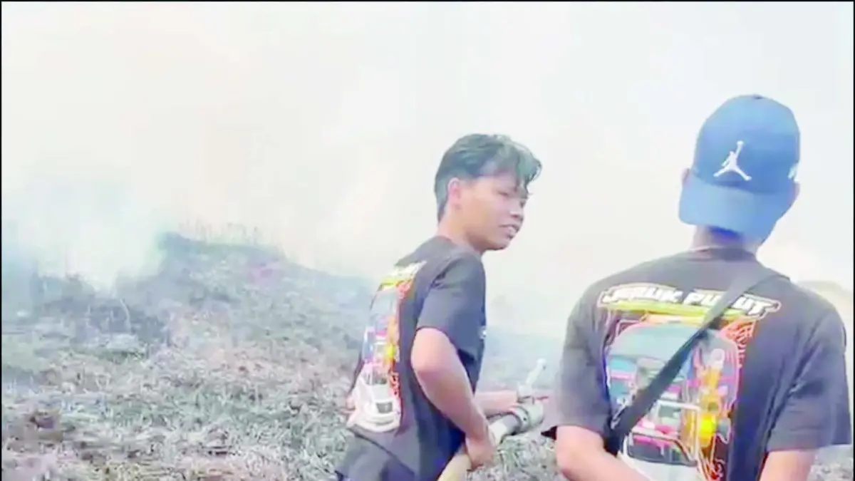 BERJIBAKU: Relawan pemadam kebakaran (damkar) saat berjibaku padamkan karhutla di Banjarbaru.