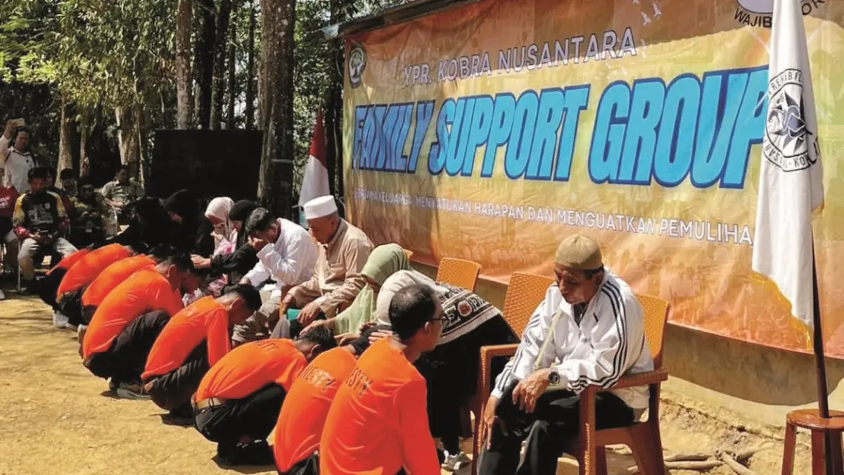 BERLUTUT: Para residen IPWL YPR Kobra Nusantara Kalsel mencuci kaki orang tua dalam rangkaian Family Support Group di kawasan Wisata Danau Seran, Banjarbaru, Sabtu (29/8).