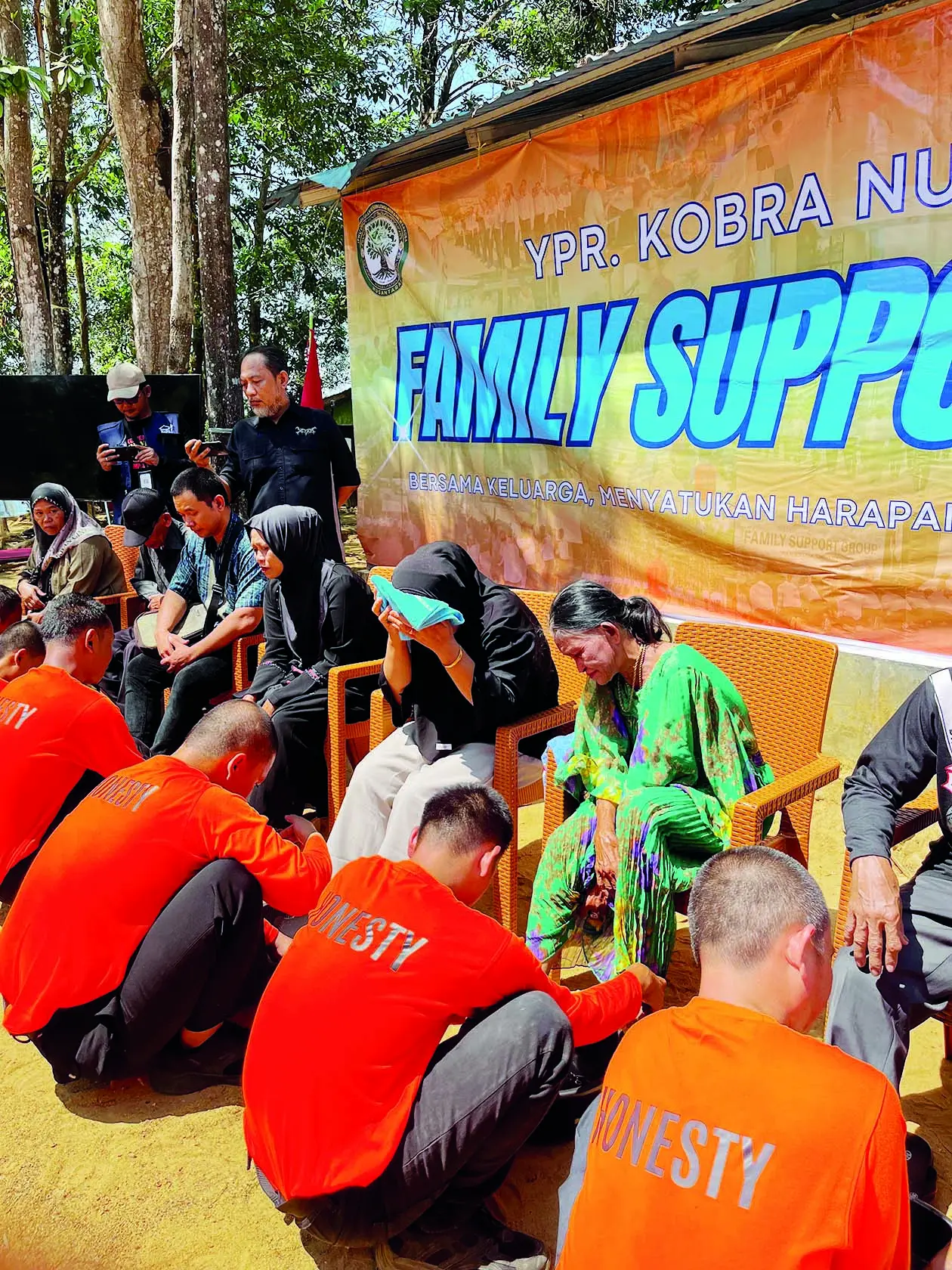 BERTEMU: Para residen IPWL YPR Kobra Nusantara Kalsel saat bertemu orang tua dalam rangkaian Family Support Group di kawasan Wisata Danau Seran, Banjarbaru, Sabtu (29/8)
