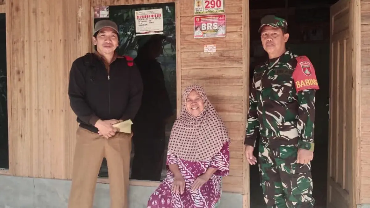 DITEMPEL: Rumah-rumah warga di HST ditempeli stiker "keluarga miskin".