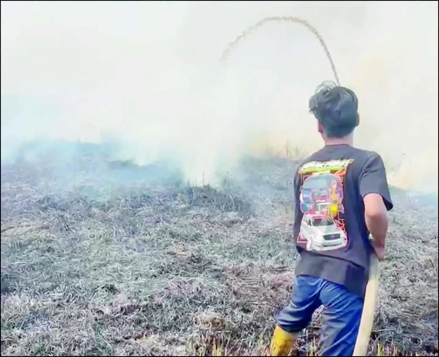 MEMADAMKAN: Relawan pemadam kebakaran (damkar) Cartel dari Banjarmasin saat berjibaku padamkan karhutla di Banjarbaru.