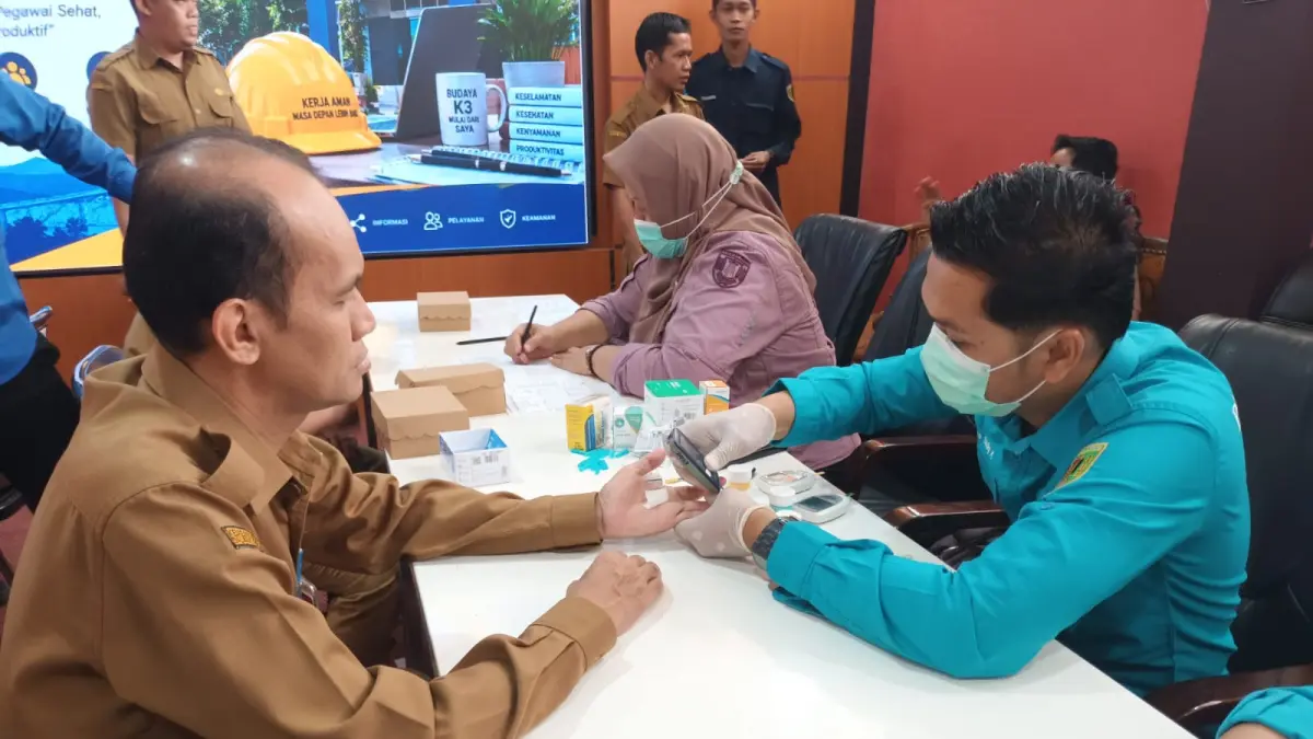 PERIKSA KESEHATAN : Kepala Diskominfo Tabalong, Eddy Suryani memeriksakan kesehatannya. (Foto &nbsp;: Ibnu Dwi &nbsp;Wahyudi/ Radar Banjarmasin)
