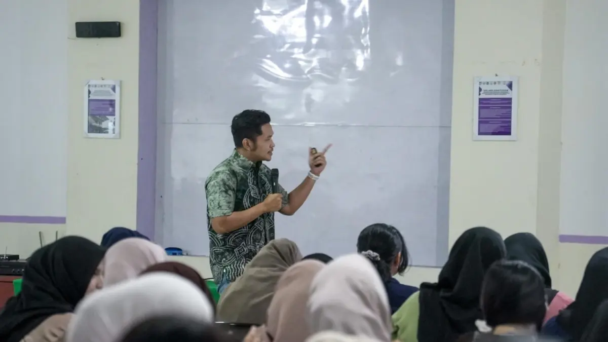 PRESENTASI: Ahmad Syahid, perwakilan Arutmin menyampaikan materi kepada mahasiswa Program Studi Kesehatan Masyarakat Universitas Lambung Mangkurat (ULM).(Foto-foto: PT Arutmin Indonesia)