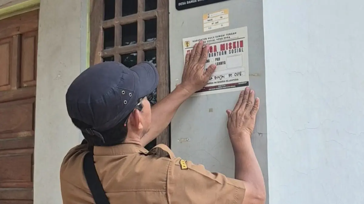 DITEMPEL: Dewan HST mendukung rumah keluarga miskin di HST ditempeli stiker. (Foto: istimewa).