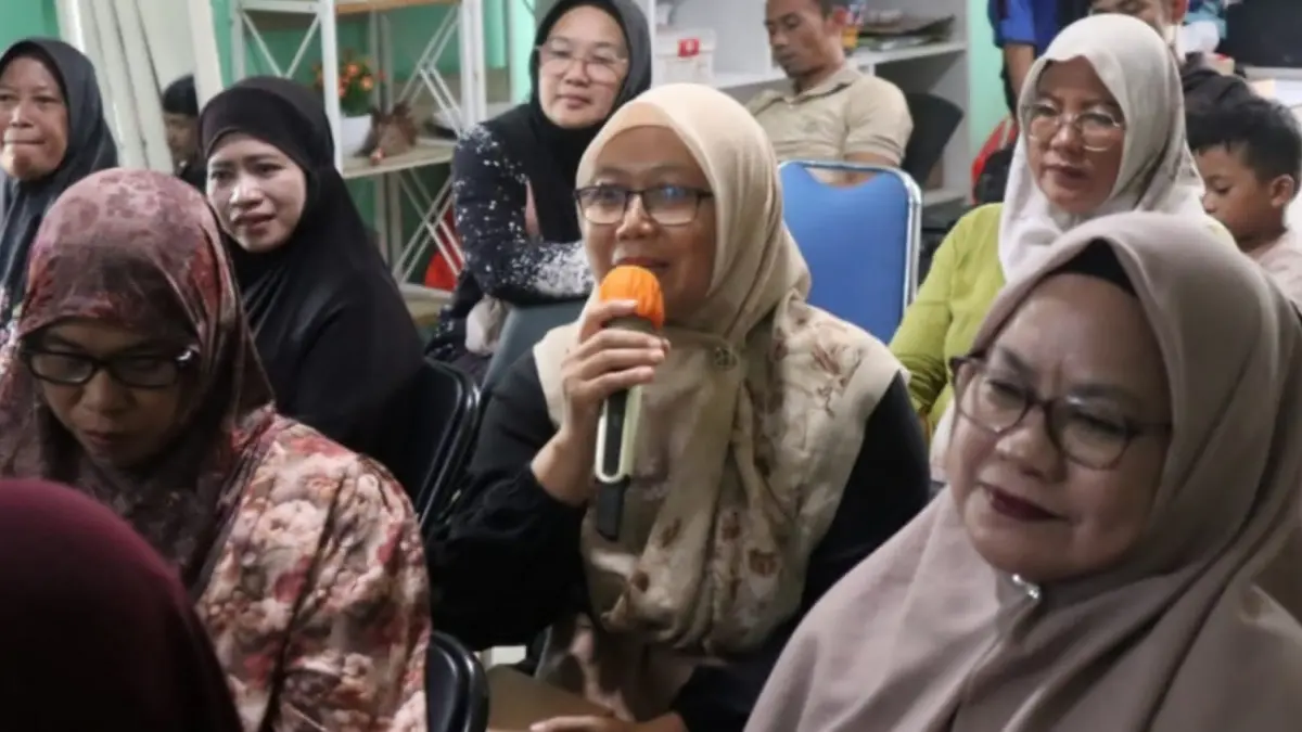 INTERAKTIF: Salah satu pelaku UMKM mengajukan pertanyaan kepada narasumber dalam sesi diskusi Pelatihan Penyuluhan Keamanan Pangan.