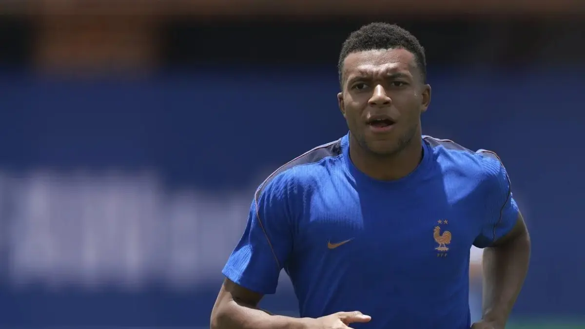 LATIHAN: Pesepak bola Timnas Prancis Kylian Mbappe saat menjalani sesi latihan.