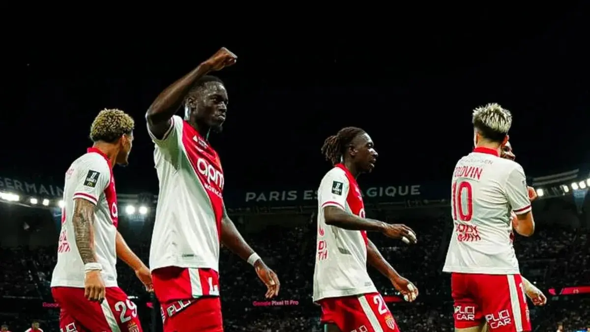 MERAYAKAN: Para pemain AS Monaco merayakan gol yang berhasil dicetak Stanis Idumbo pada pertandingan Liga Prancis menghadapi PSG di Stadion Parc des Princes, Paris, Jumat (4/9) waktu setempat.
