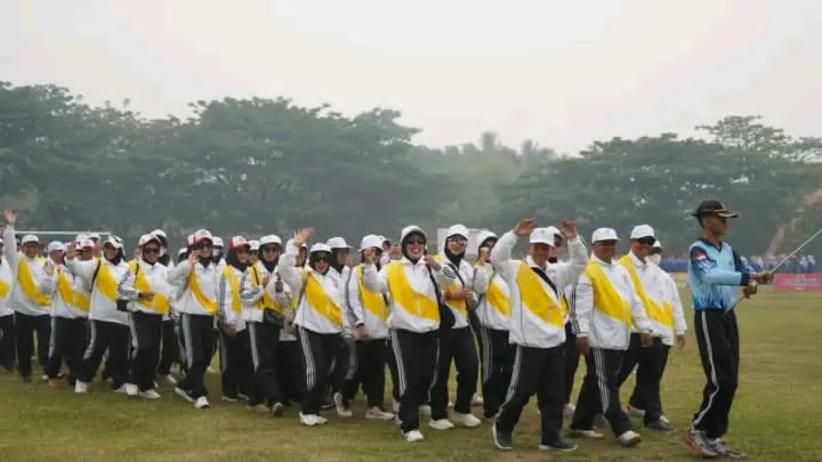 SIAP TANDING: Defile para guru di pembukaan PORSENI VIII PGRI HSS 2026, Rabu (23/9/2026).(Foto: Kominfo HSS)