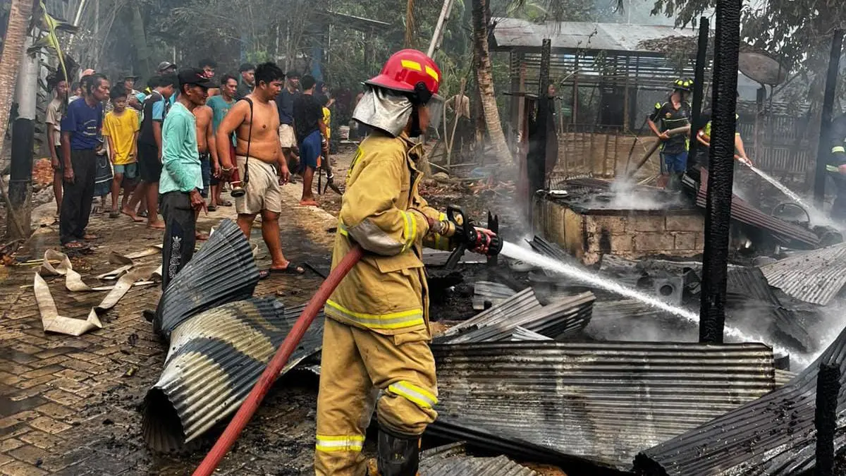 KEBAKARAN: Lima rumah di Desa Gumbil, Kecamatan Telaga Langsat, HSS, terbakar pada Kamis (24/9/2026). (Foto: Damkar HSS)