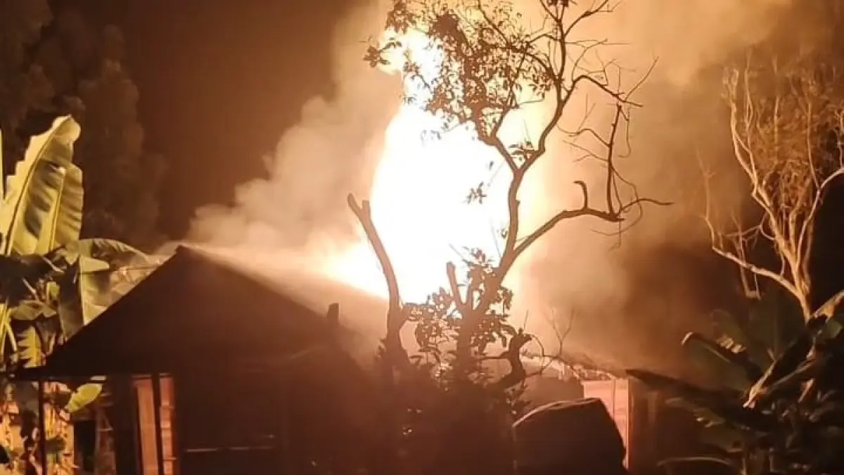 KEBAKARAN: Satu rumah ludes terbakar di Desa Lunjuk HST. (Foto: Istimewa)
