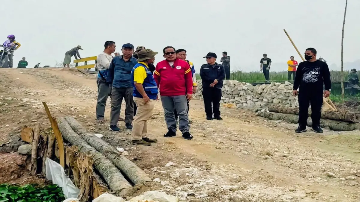 MOMEN: Pembangunan jalan sepanjang sekitar 800 meter di Desa Palimbangsari, Kecamatan Haur Gading, HSU, mencapai 99 persen. (Foto: M Akbar)
