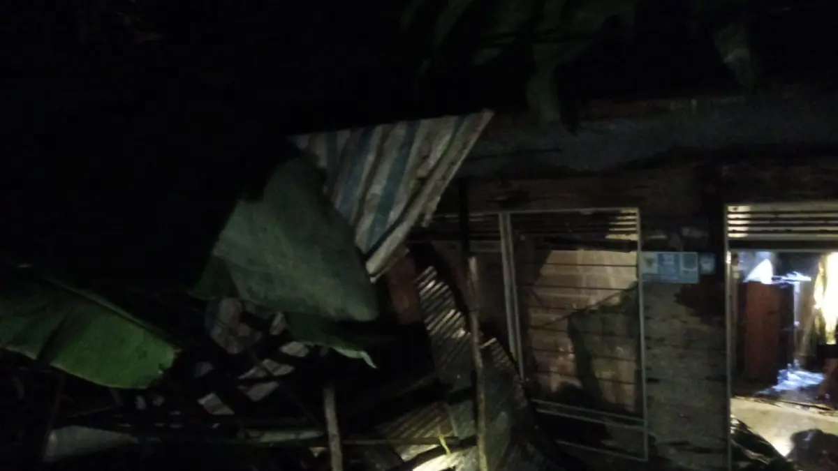 RUSAK: Rumah Warga di Bajayau Lama mengalami kerusakan setelah diterjang angin puting beliung pada Rabu malam (23/9/2026).(Foto: Polsek Daha Selatan untuk Radar Banjarmasin)