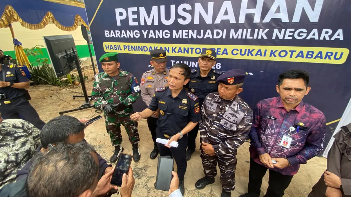 WAWANCARA: Kepala KPPBC TMP C Kotabaru Muhammad Budy Hermanto menjelaskan peredaran rokok dan minuman ilegal, Kamis (24/9/2026).