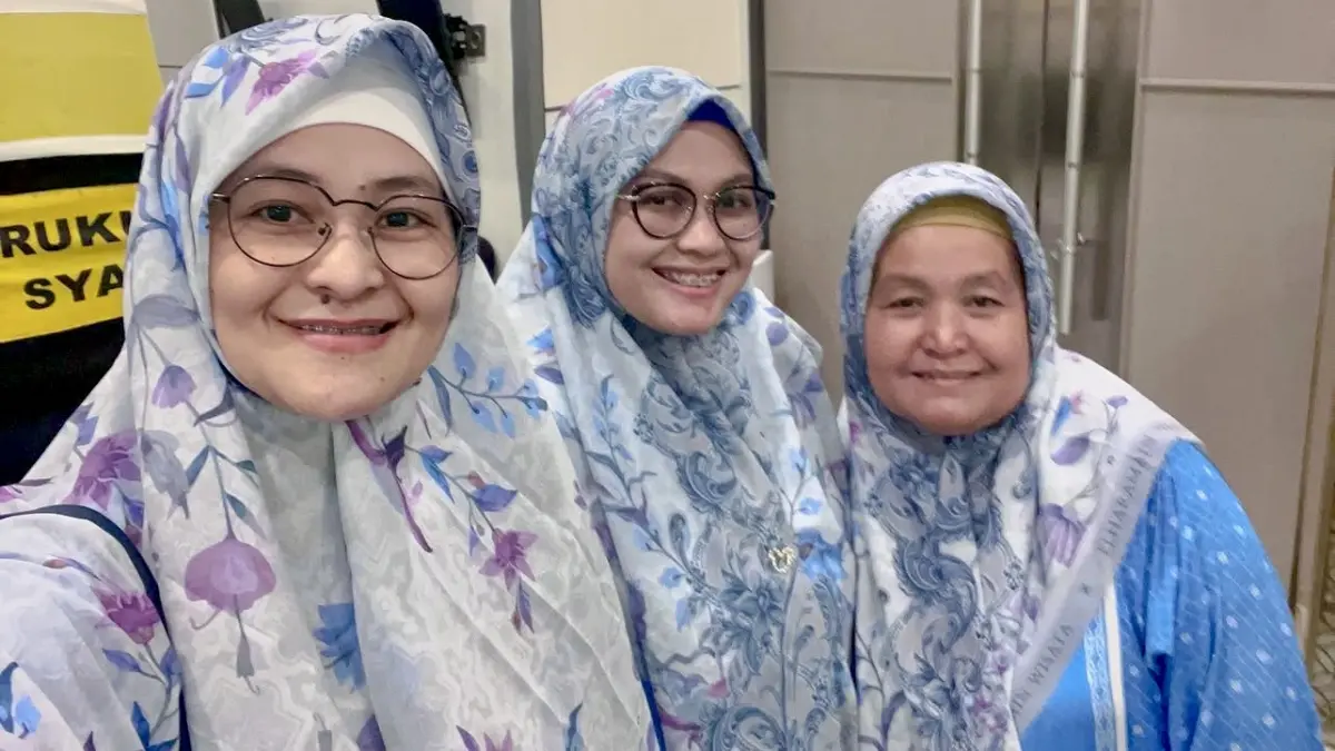 IBADAH: Mita The Virgin (paling kiri) tampil feminin saat menjalankan ibadah umrah. (Foto: Instagram)