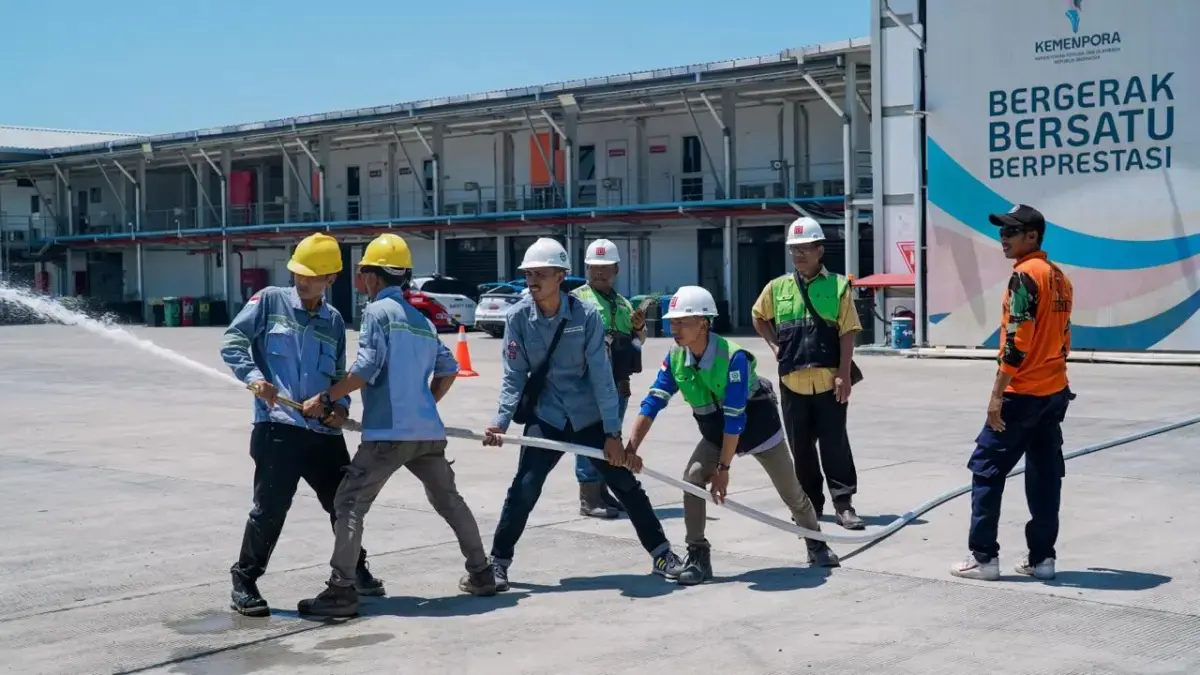 MENGUJI: Jelang MotoGP Indonesia 2026, Sirkuit Mandalika menguji sistem proteksi kebakaran. Hydrant mampu menjangkau hingga 45 meter.