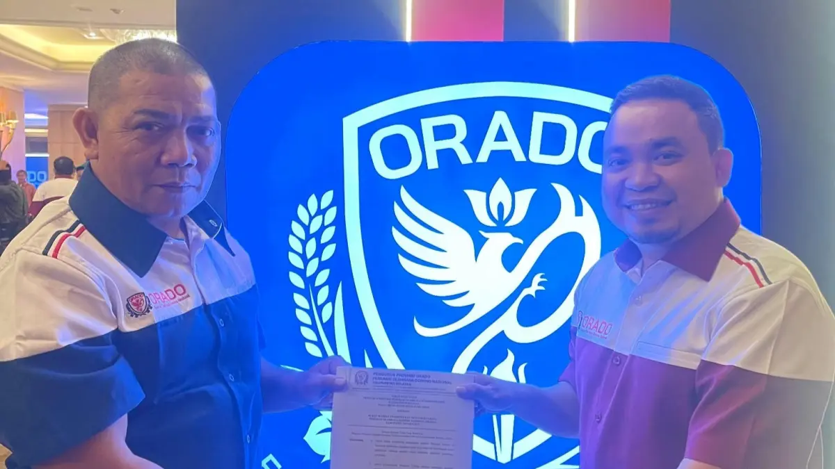 RESMI: Katua Orado Tala Murdiansyah saat menerima SK Kepengurusan.