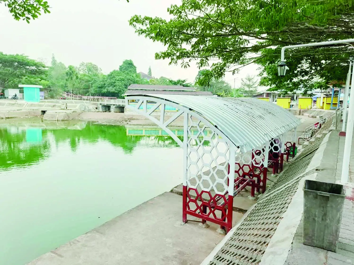 GAZEBO: Gazebo beratap melengkung menjadi salah satu tempat berteduh di tepi embung. (Foto: Sheilla Farazela)