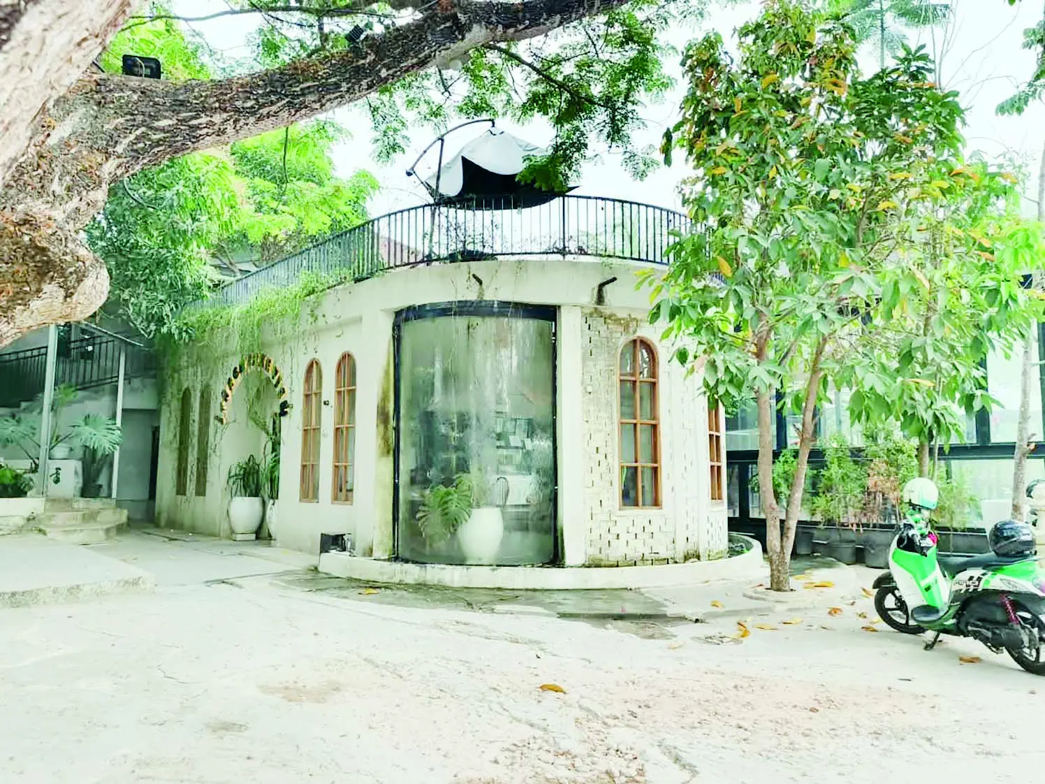 KAFE: Sebuah kafe dengan area duduk di lantai atas berdiri dekat kawasan embung. (Foto: Sheilla Farazela)
