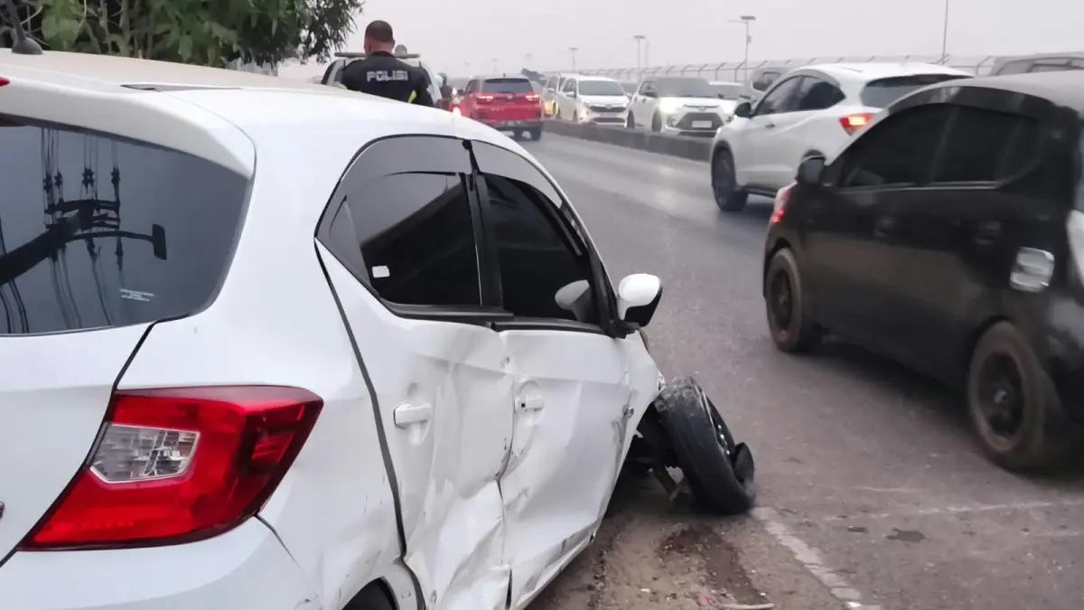 KECELAKAAN: Kondisi mobil yang mengalami kecelakaan tunggal di Jalan A. Yani Km 26, Banjarbaru. (Foto: Sheilla/Radar Banjarmasin)