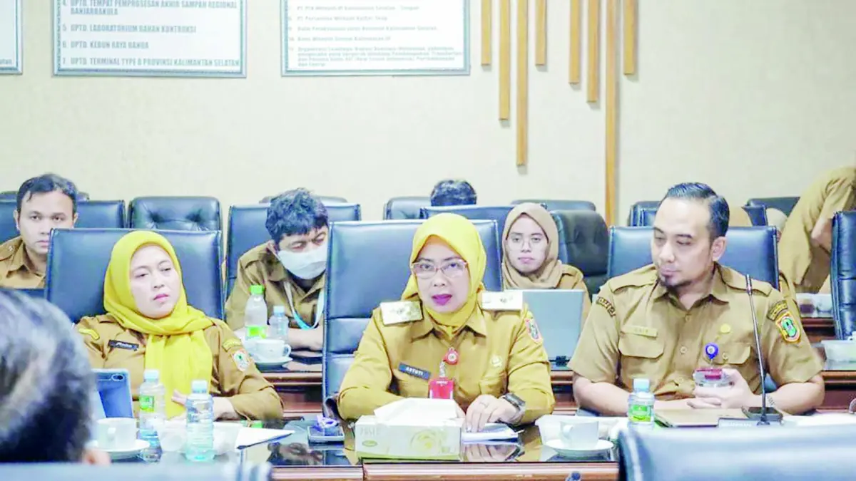 RAPAT: Kepala Bappeda Kalsel, &nbsp;Suprapti Tri Astuti saat rapat bersama anggota DPRD Kalsel terkait program tahun 2027 mendatangkan. Termasuk capaian IPM Kalsel.