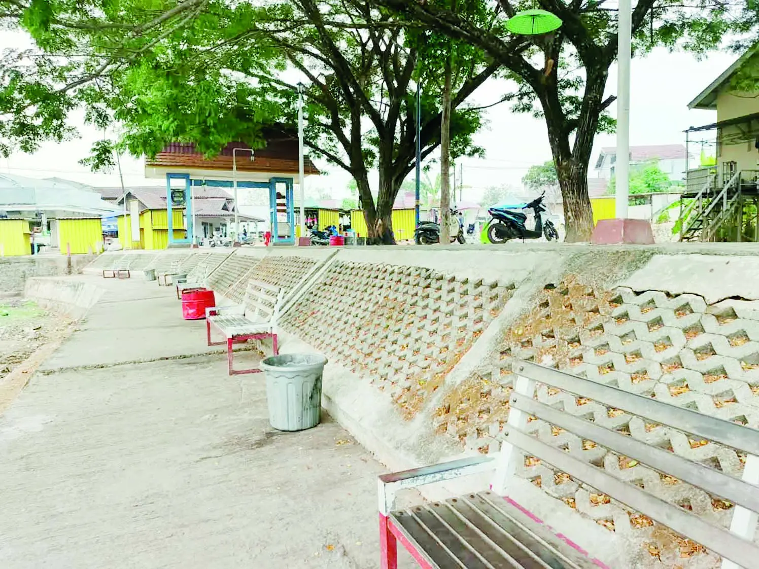TEDUH: Pepohonan menaungi tepi embung, dekat deretan warung dan area parkir. (Foto: Sheilla Farazela)