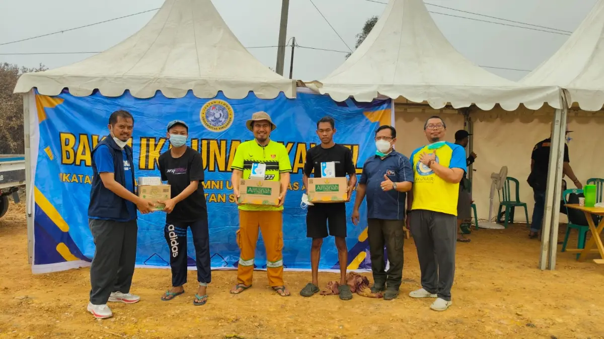 PEDULI: IKA Uniar Kalsel menyiapkan bantuan masker, konsumsi, dan oksigen bagi relawan, serta petugas pemadam di posko tanggap darurat karhutla Jalan Gubernur Syarkawi, Barito Kuala, Minggu (27/9/2026).