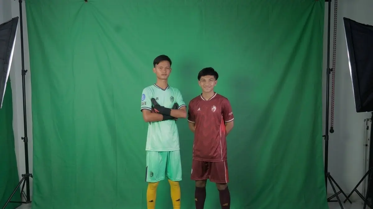 RESMI: Abd. Azis dan Gilang Ramadhan, dua talenta muda asal Kotabaru yang resmi bergabung dengan PSM Makassar Academy U-20. (dok Askab Kotabaru)