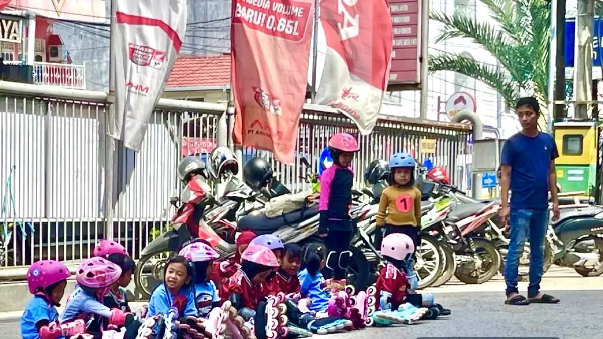 TANDING: Anak-anak berkumpul menanti giliran pertandingan Rollerblade Competition Fish Slalom di Honda Trio Motor Perintis, akhir Agustus tadi. (Foto: Honda)
