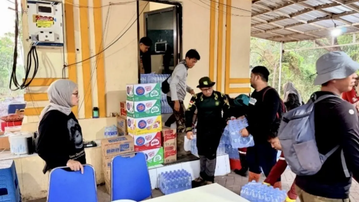 BANTUAN: Tim Arutmin menyalurkan bantuan berupa air bersih, konsumsi, dan logistik ke Posko Karhutla.