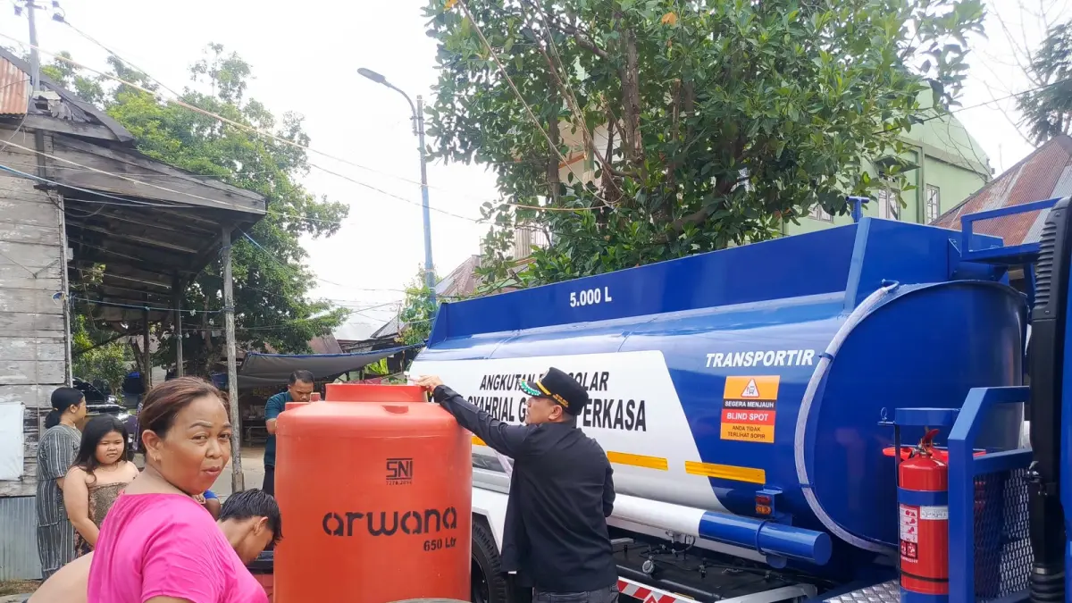 BANTU: Ketua DPRD Kota Banjarbaru, H. Muhammad Syahrial, turun langsung membantu warga di wilayah Cempaka yang terdampak kekeringan, Selasa (29/9/2026).