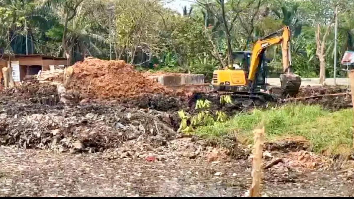 DIKEBUT: Pekerjaan pembangunan saluran air lindi di kawasan TPAS Basirih terus dikebut. (Foto: Endang Syarifuddin/Radar Banjarmasin)