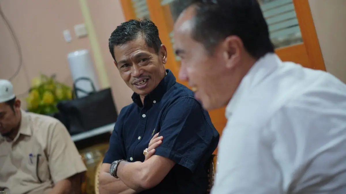 DISKUSI: Rektor ULM Prof. Ahmad Alim Bachri saat berdiskusi bersama jajaran Radar Banjarmasin membahas riset dan penanganan karhutla.