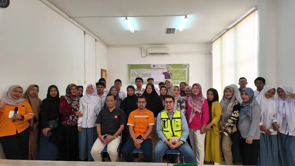 FOTO BERSAMA: Perwakilan PAMA ARIA, Arutmin Satui, peserta UMKM binaan, dan siswa SMA Samara berfoto bersama usai pelatihan Basic Mentality.