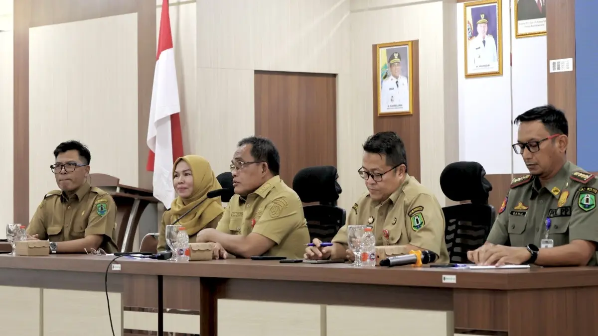 HADIR: Bupati HSU H. Sahrujani saat memimpin Rapat Koordinasi Tim Percepatan Pencegahan dan Penurunan Stunting (TPPS) Kabupaten HSU, Senin (28/9/2026). (Foto: Pemkab HSU)