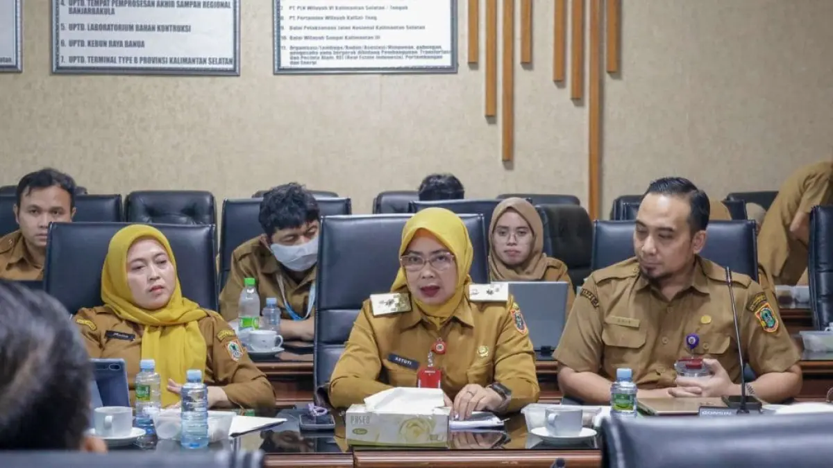 RAPAT: Kepala Bappeda Kalsel,&nbsp;&nbsp;Suprapti Tri Astuti saat rapat bersama anggota DPRD Kalsel terkait program tahun 2027 mendatang. Termasuk capaian IPM Kalsel.