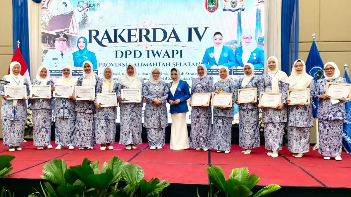 TERBAIK: Bersama DPC IWAPI terbaik dan pengusaha terbaik DPD IWAPI 2026 pada Rakerda VI. (Foto: DPC IWAPI)
