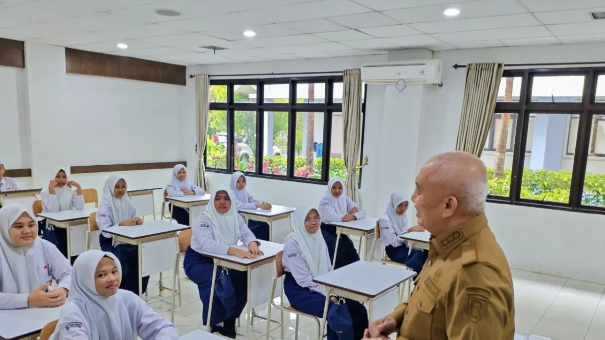 KUNJUNGAN: Gubernur Kalsel, H. Muhidin melakukan peninjauan ke Sekolah Rakyat di BBPPKS Banjarmasin. Kunjungan ini dilakukan untuk memastikan kesiapan sarana prasarana serta proses pembelajaran bagi peserta didik yang berasal dari keluarga kurang mampu namun memiliki potensi akademik yang baik.