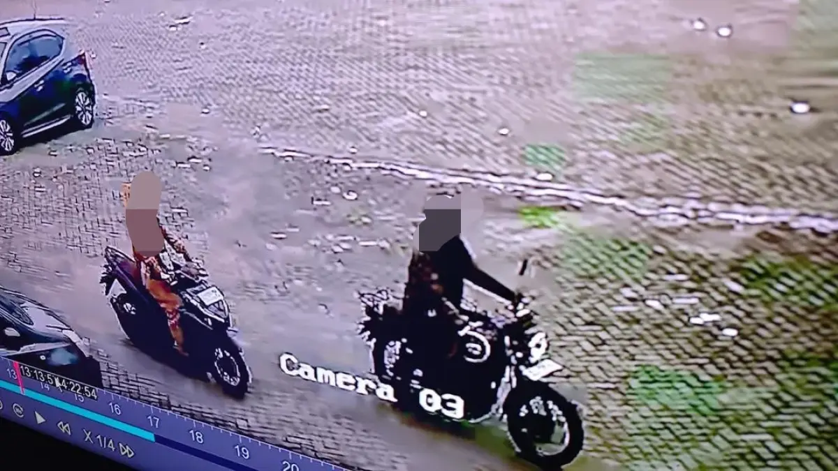 Pelaku pencurian kendaraan bermotot saat beraksi terekam CCTV. (Maulana/Radar Banjarmasin)