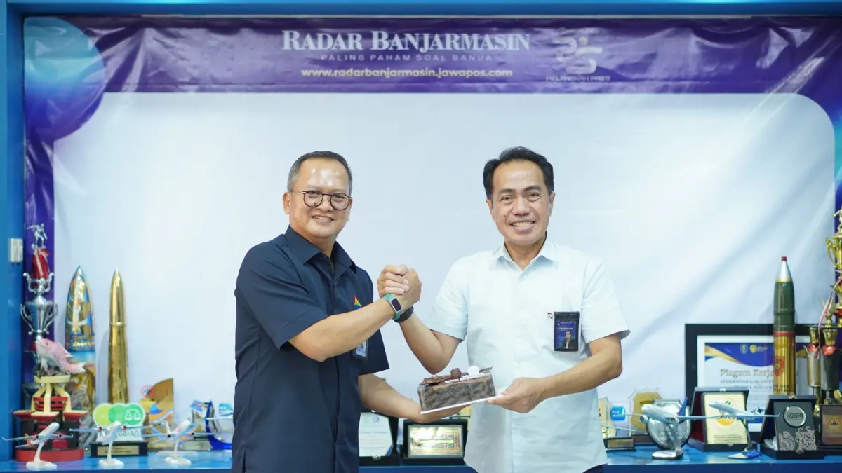 SELAMAT: Dirut Radar Banjarmasin H Suriansyah Achmad (kanan) bersama Dirut PT Jamkrida Kalsel Muhammad Fauzan Noor.
Foto: M Muchlisin/Radar Banjarmasin
