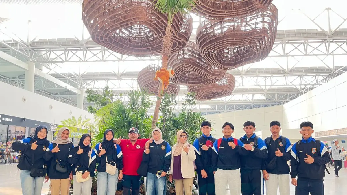 Tim angkat besi Sentra Pembinaan Olahragawan Berbakat Daerah (SPOBDA) Kalimantan Selatan bersiap berangkat dari Bandara Syamsudin Noor menuju DKI Jakarta. (M Idris Jian Sidik/Radar Banjamasin)
