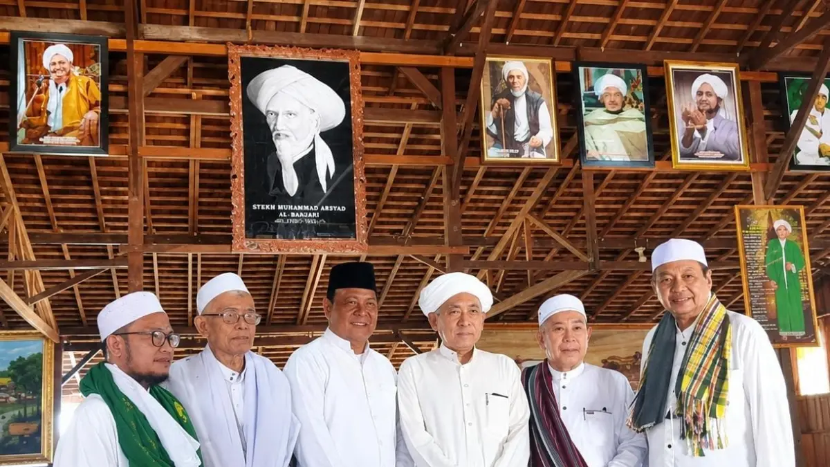 Momen ramah tamah Paman Birin (tiga dari kiri) bersama ulama dan umara sebelum menghadiri Haul ke-216 Syekh Muhammad Arsyad Al-Banjari pada Mei 2022. (PROKOPIM KALSEL)