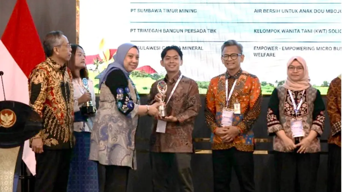 SILVER: Perwakilan PT Arutmin Indonesia NPLCT menerima penghargaan dengan predikat Silver pada ajang CSR dan PDB Award 2026 atas kontribusi dalam program pemberdayaan masyarakat.