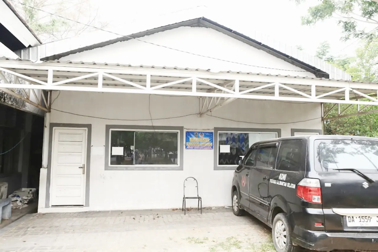 FITTNESS CENTER: Menjadi sarana latihan kebugaran dan penguatan fisik bagi atlet dari berbagai cabang olahraga.