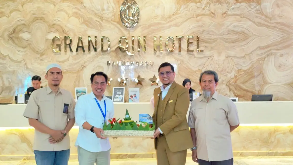 SELAMAT: Direktur Utama Radar Banjarmasin, H Suriansyah Achmad bersama Manajer Bisnis Digital, Budian Noor dan Staf Iklan, Zuhdy R berkunjung membawa nasi tumpeng dan menyampaikan ucapan selamat ulang tahun di momen HUT Ketiga Grand Qin Banjarbaru dan Qin Hotel.
(Foto:Yudha/Grand Qin Hotel for Radar Banjarmasin)