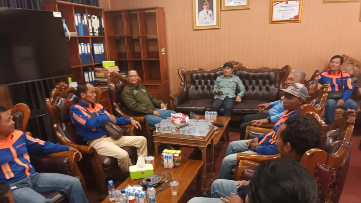 Para karyawan PT BBP mendatangi DPRD Tabalong. (Foto: Polres Tabalong untuk Radar Banjarmasin)