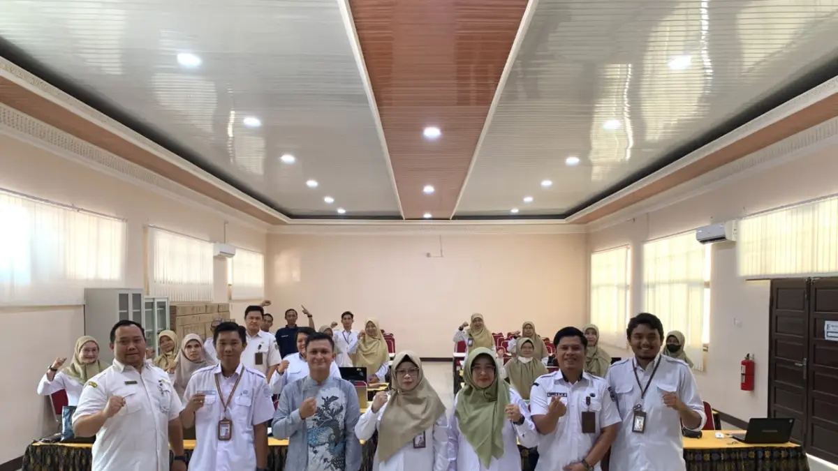 FOTO BERSAMA: PAMA BBSO bersama guru dan tim BKK SMKN 2 Banjarbaru usai workshop pengelolaan database alumni melalui SIAP Kerja.