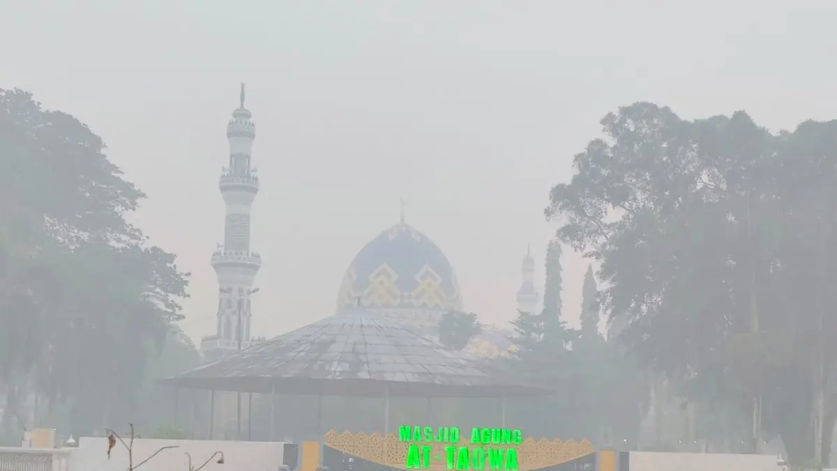 Kabut asap akibat kebakaran hutan dan lahan menyelimuti pusat Kota Amuntai, Kabupaten Hulu Sungai Utara (HSU). Kualitas udara yang belum membaik membuat Disdikbud HSU kembali memberlakukan pembelajaran jarak jauh (PJJ) pada 12–14 Oktober 2026. (Foto: M Akbar/Radar Banjarmasin)