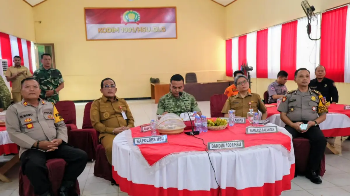 HADIR: Bupati Kabupaten HSU, H Sahrujani mengikuti rapat koordinasi virtual bersama Pangdam XXII/Tambun Bungai terkait Proyek Strategis Nasional (PSN) dan penanganan kebakaran hutan dan lahan (karhutla) di Aula Kodim 1001 HSU-Balangan, Selasa (13/10/2026). (Foto: Pemkab HSU)