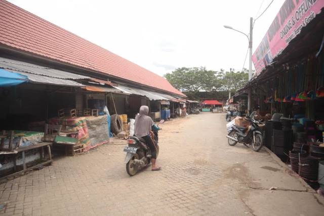 SEPI: Kondisi Pasar Keraton Rantau di siang hari terasa sepi. Rata-rata pedagang di sini protes kenaikan retribusi. | Foto: UJI for Radar Banjarmasin